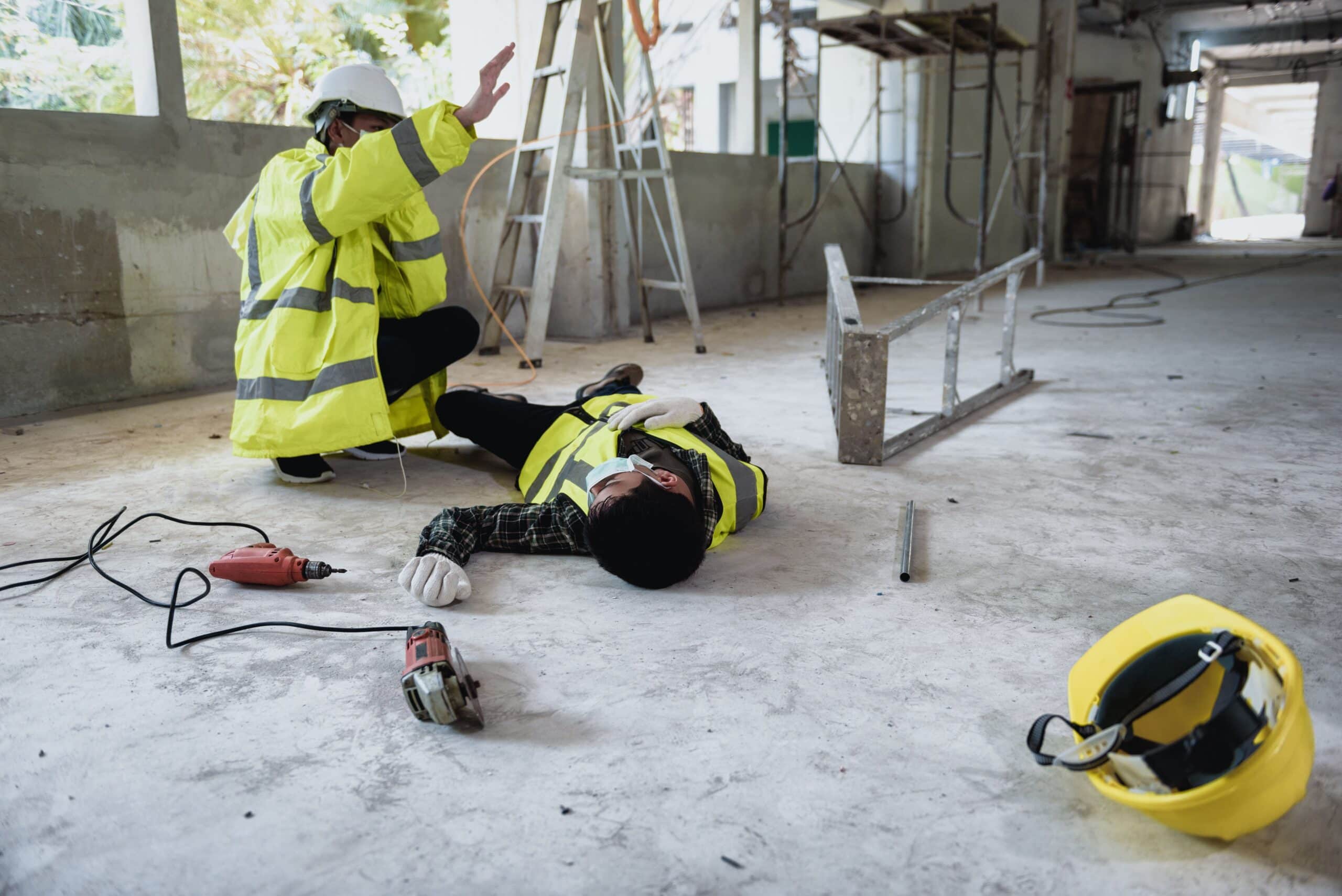 Un homme inconscient par terre suite à un accident sur son lieu de travail