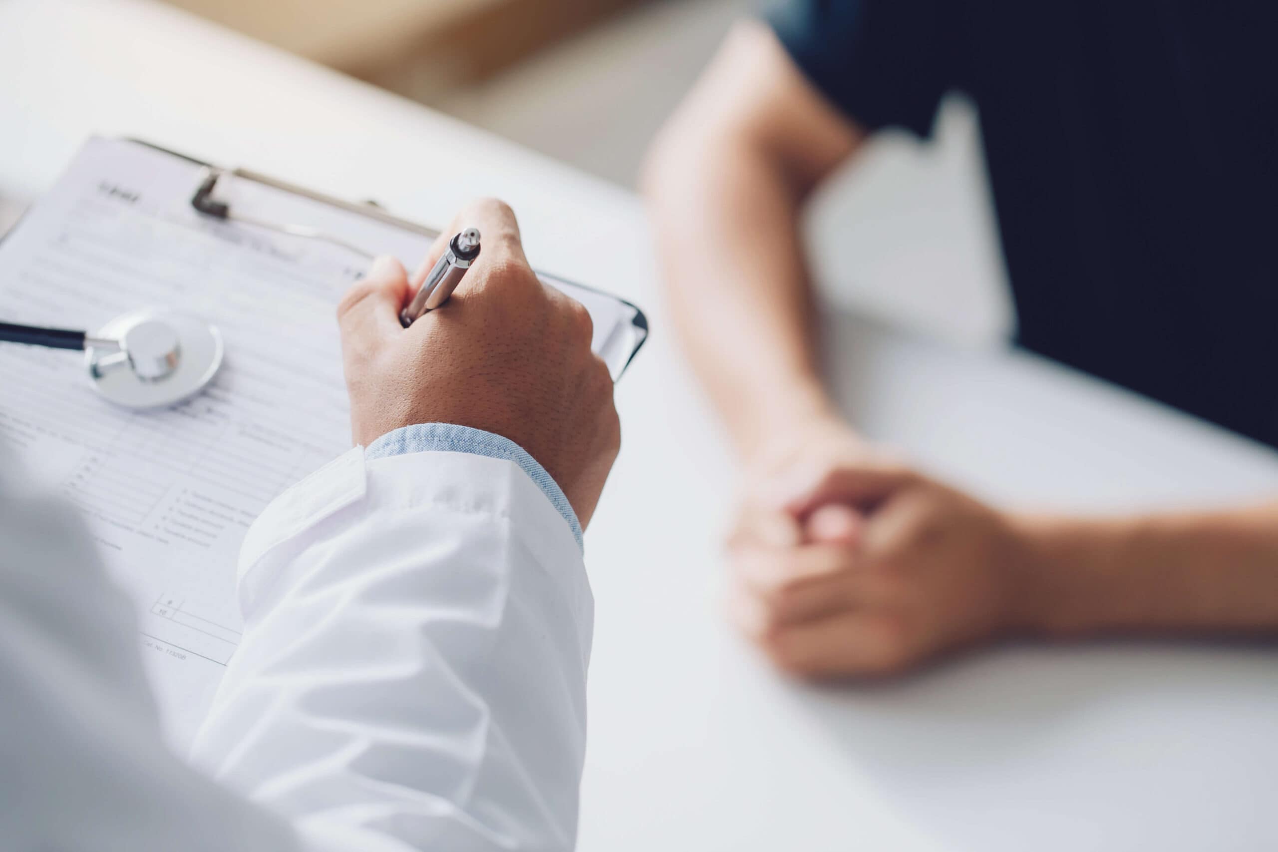 Un médecin examine son patient à la suite d’un accident de travail